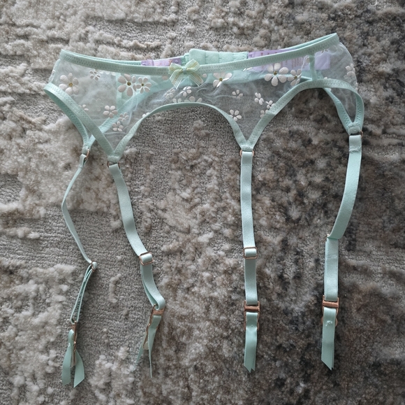 NWOT puffy daisy garter - Picture 2 of 5